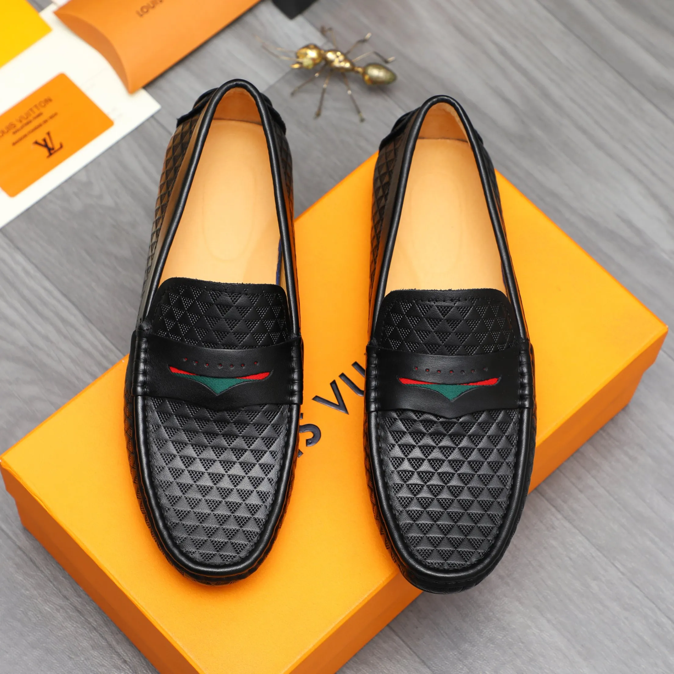 Men's shoes 💰360 Product trademark: LV "Louis Vuitton" casual slip-on men's shoes Regular size: 38-45 Product material: Selected embossed cowhide upper, pigskin lining, rubber outsole